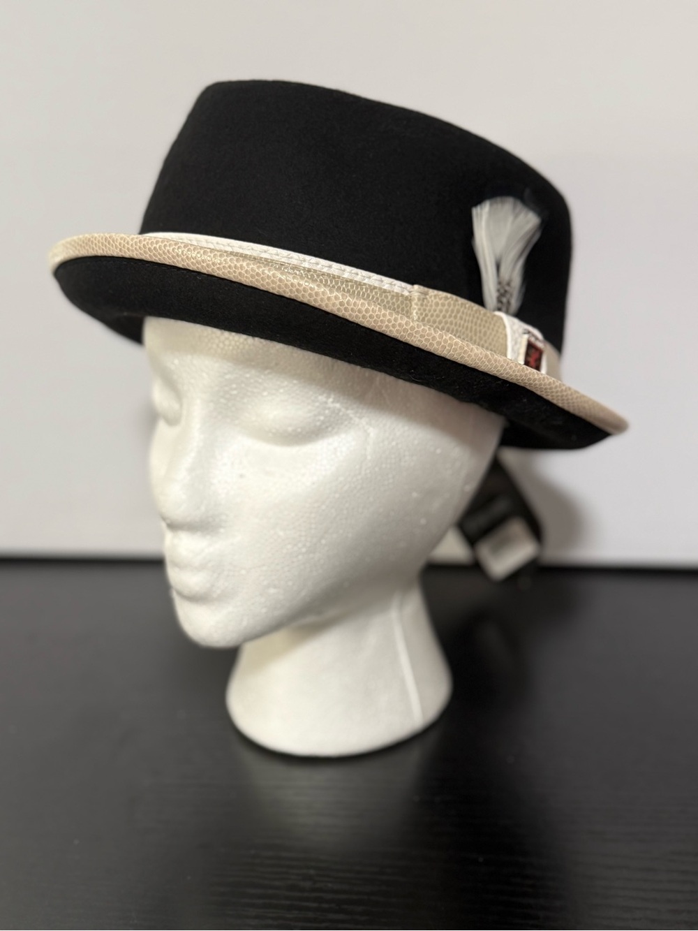 NWT Stacey Adams Fedora Hat (BAMSAW648 Series) BLK2 Black/Beige Colorway (MED)